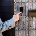 female-hand-pushing-doorbell-buzzer kopia.jpg