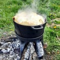 Kociołek żeliwny z rusztem grilowym 8L-3.jpg
