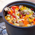 Kociołek żeliwny z rusztem grilowym 8L-22.jpg
